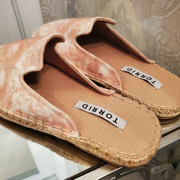 NEW⚡Torrid SUMMER READY Slides 9.5 Wide - Picture 2 of 5